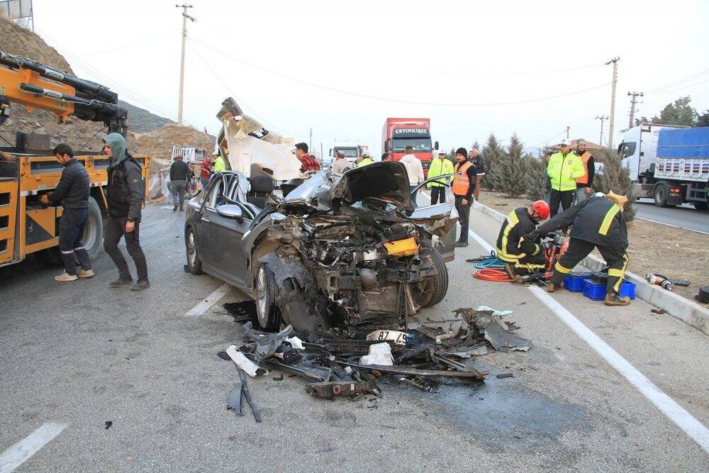 Otomobil pulluk takılı traktöre saplandı: 1 ölü