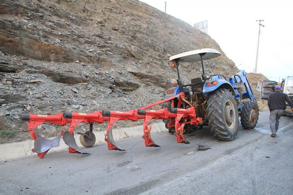 Otomobil pulluk takılı traktöre saplandı: 1 ölü