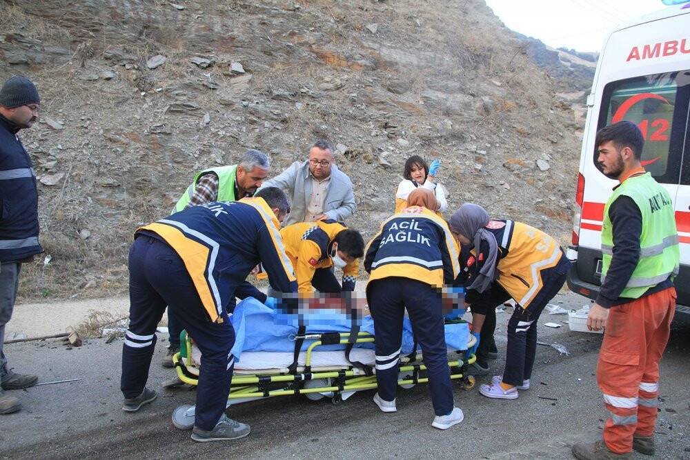 Otomobil pulluk takılı traktöre saplandı: 1 ölü