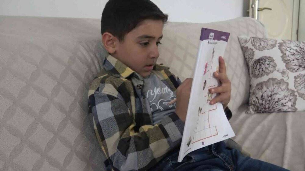 Oyun oynamayı bırakıp kaydırak üzerinde namaz kılan çocuk konuştu