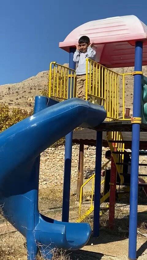 Oyun oynamayı bırakıp kaydırak üzerinde namaz kılan çocuk konuştu