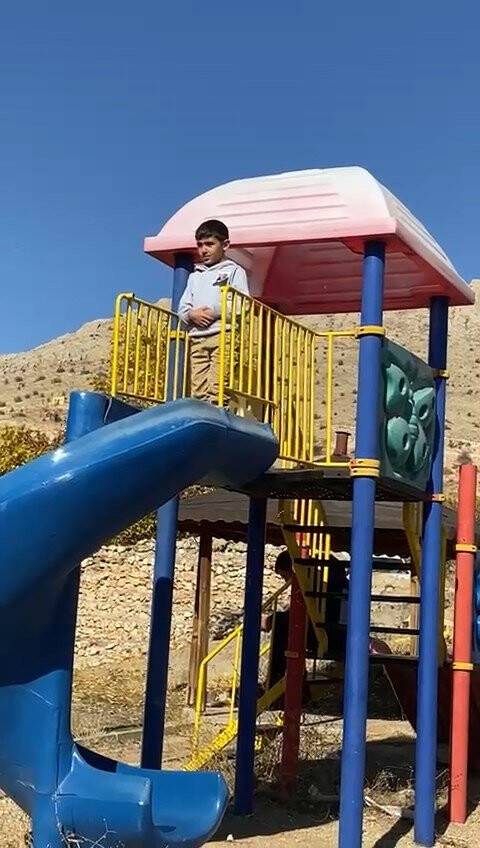 Oyun oynamayı bırakıp kaydırak üzerinde namaz kılan çocuk konuştu