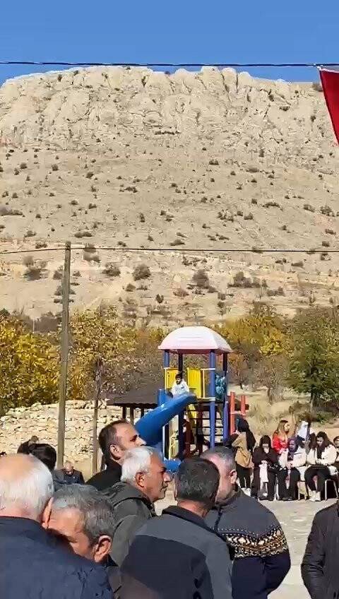 Oyun oynamayı bırakıp kaydırak üzerinde namaz kılan çocuk konuştu