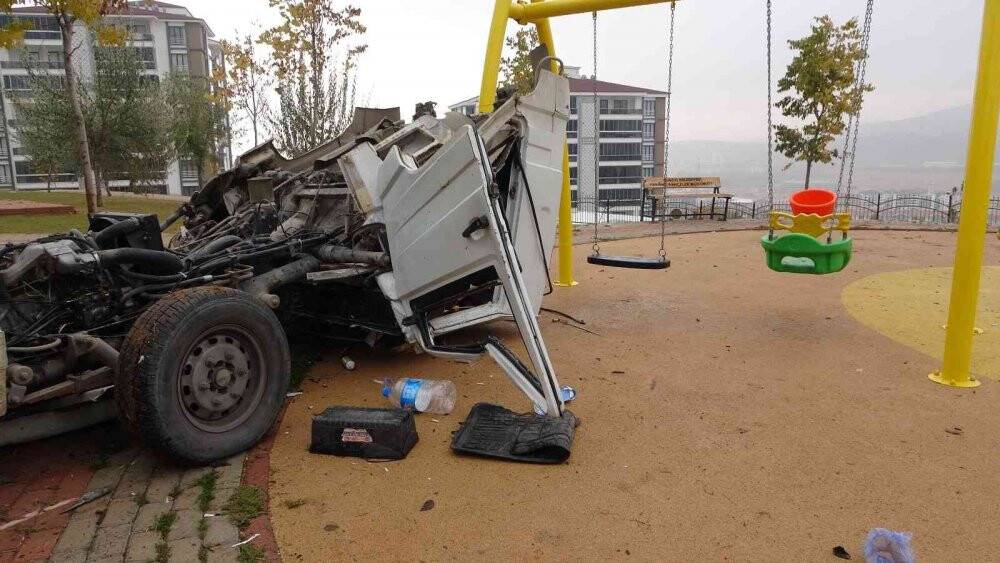 Oyun parkına dalmıştı, yaşam mücadelesini kaybetti