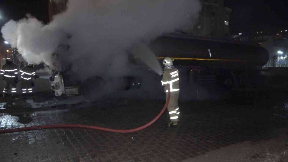 Park halindeki tanker alevlere teslim oldu