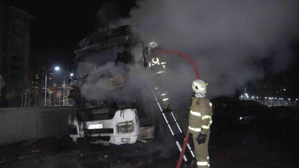 Park halindeki tanker alevlere teslim oldu