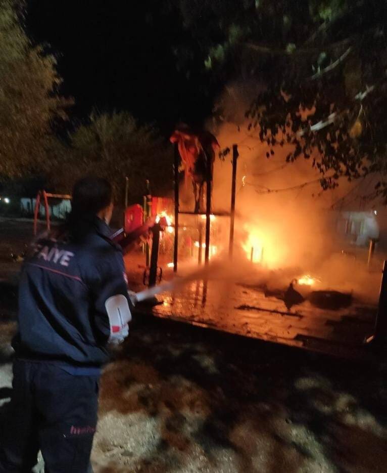 Parktaki yangının sebebi çocuklar çıktı
