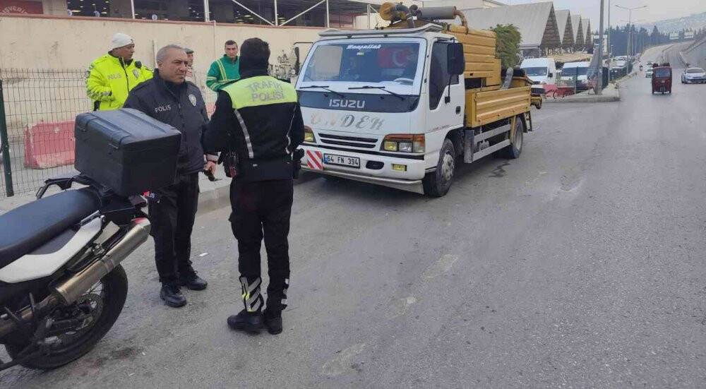 Plakayı siyah bantla değiştiren sürücü polisten kaçamadı