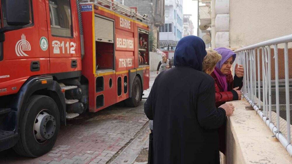 Yaşlı kadını alevlerin arasından komşusu kurtardı