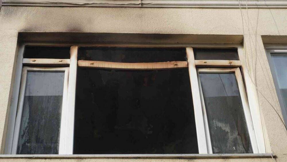 Yaşlı kadını alevlerin arasından komşusu kurtardı