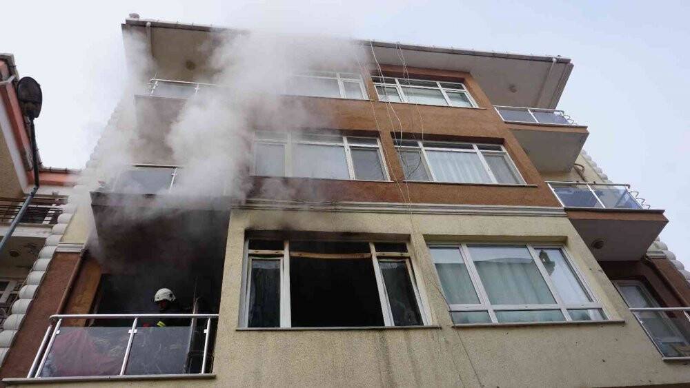 Yaşlı kadını alevlerin arasından komşusu kurtardı