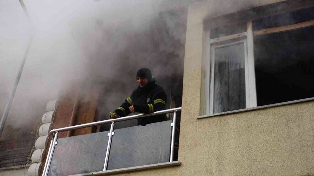 Yaşlı kadını alevlerin arasından komşusu kurtardı