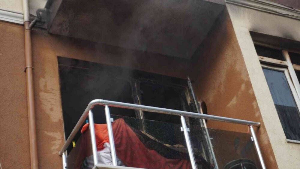 Yaşlı kadını alevlerin arasından komşusu kurtardı