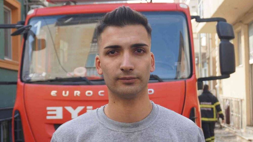 Yaşlı kadını alevlerin arasından komşusu kurtardı