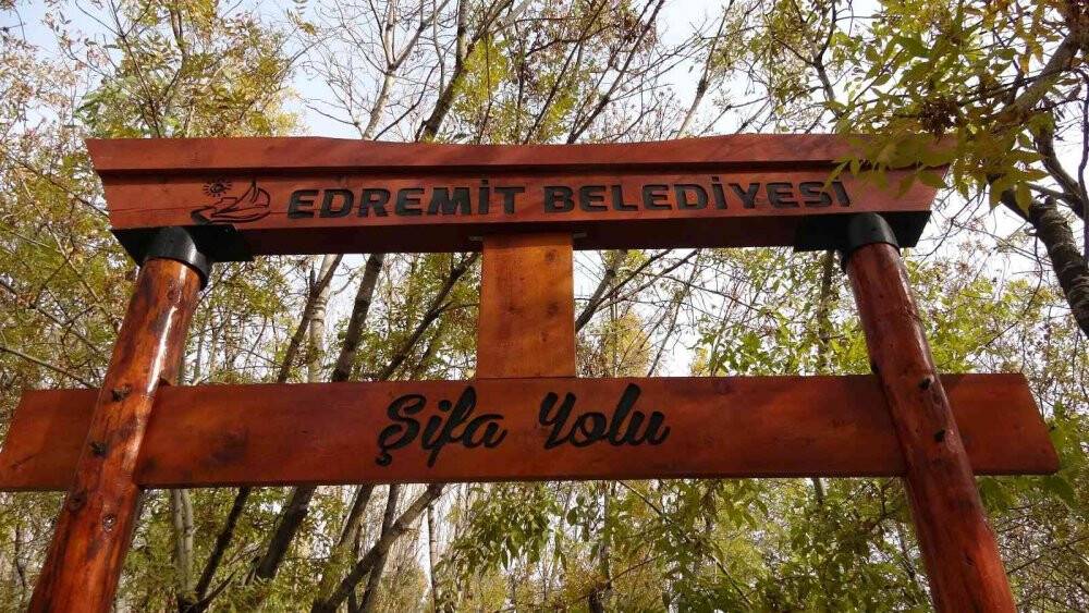 Çıplak ayakla yürüyenlere şifa veren yol