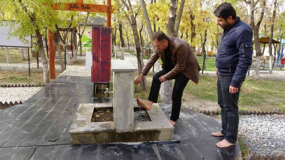 Çıplak ayakla yürüyenlere şifa veren yol