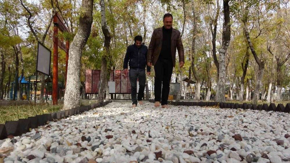 Çıplak ayakla yürüyenlere şifa veren yol