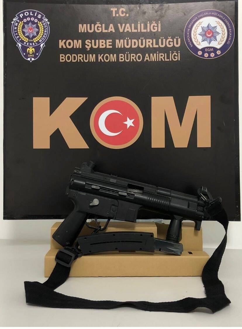 Kabristandan  uzun namlulu silah çıktı