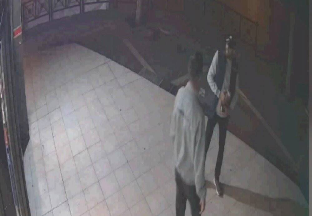 Parkta yürüyen iki gence kabusu yaşattılar