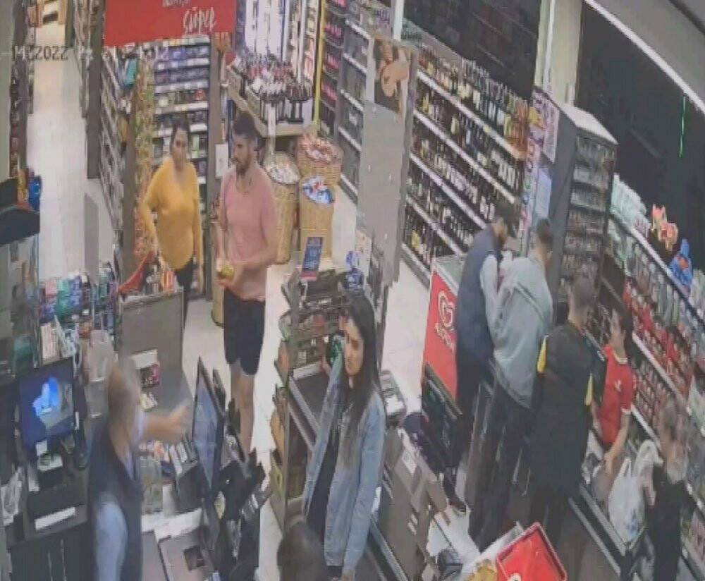 Parkta yürüyen iki gence kabusu yaşattılar