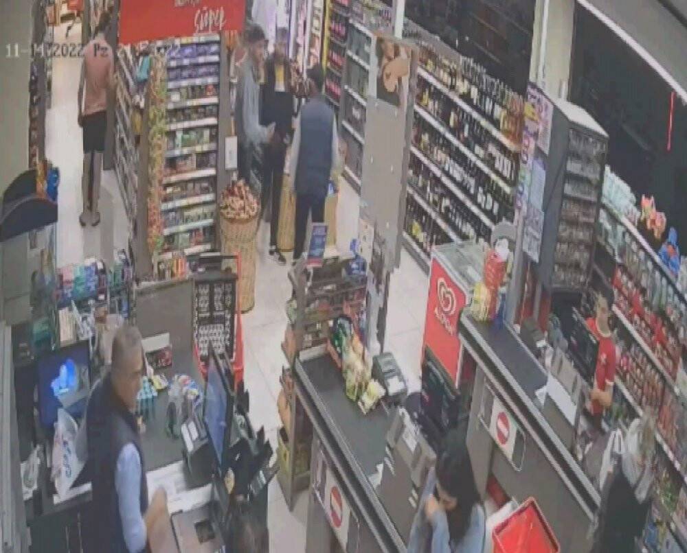 Parkta yürüyen iki gence kabusu yaşattılar