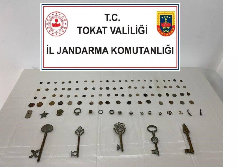 Tarihi eser kaçakçısının üzerinden adeta hazine çıktı