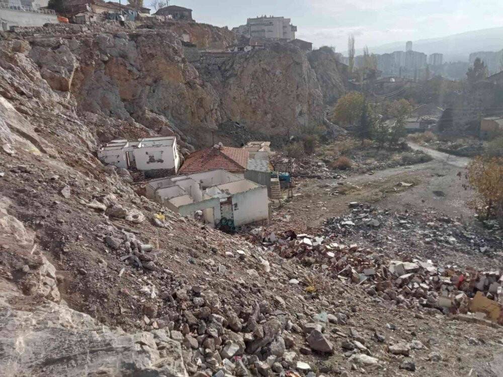 Yüksek mesafeden yere çakıldı, kanlar içerisinde can verdi