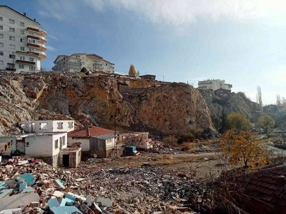 Yüksek mesafeden yere çakıldı, kanlar içerisinde can verdi