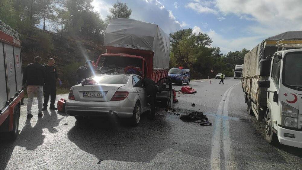 Antalya’da kamyonet ile otomobil kafa kafaya çarpıştı: 2 ölü, 1’i ağır 6 yaralı