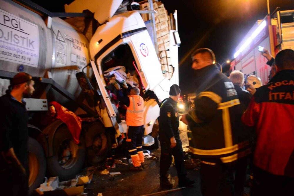 Kağıt gibi ezilen tırda sıkışan sürücüyü kurtarma mücadelesi verdiler