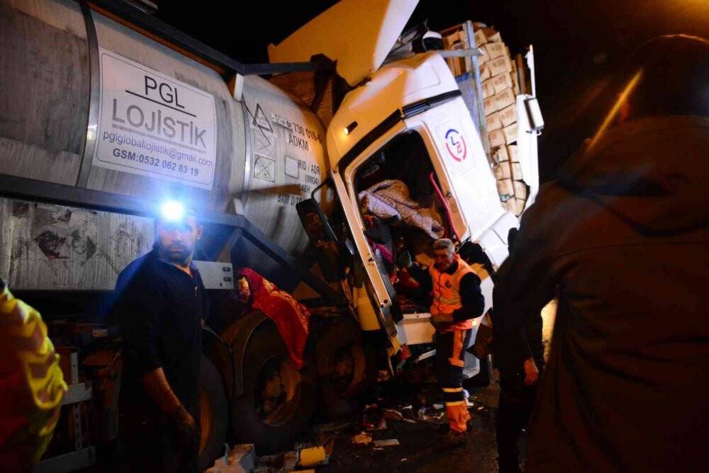 Kağıt gibi ezilen tırda sıkışan sürücüyü kurtarma mücadelesi verdiler