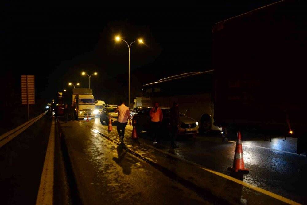 Kağıt gibi ezilen tırda sıkışan sürücüyü kurtarma mücadelesi verdiler