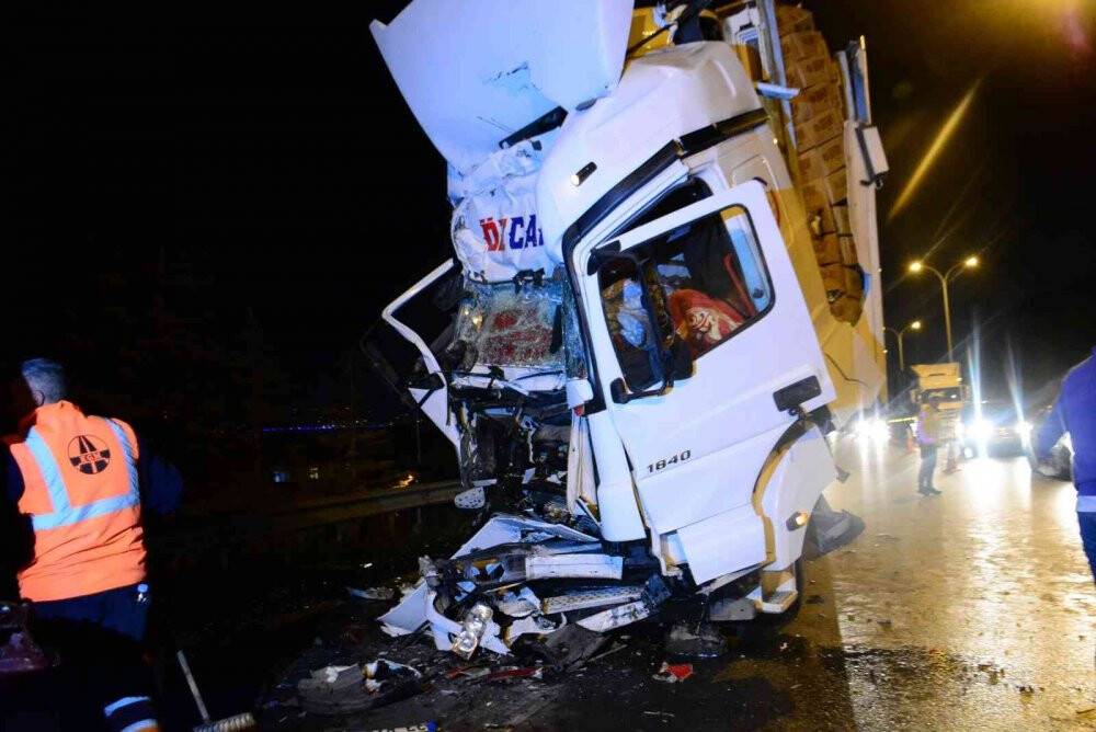 Kağıt gibi ezilen tırda sıkışan sürücüyü kurtarma mücadelesi verdiler