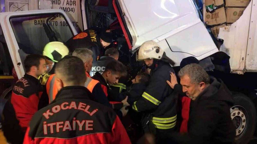 Kağıt gibi ezilen tırda sıkışan sürücüyü kurtarma mücadelesi verdiler