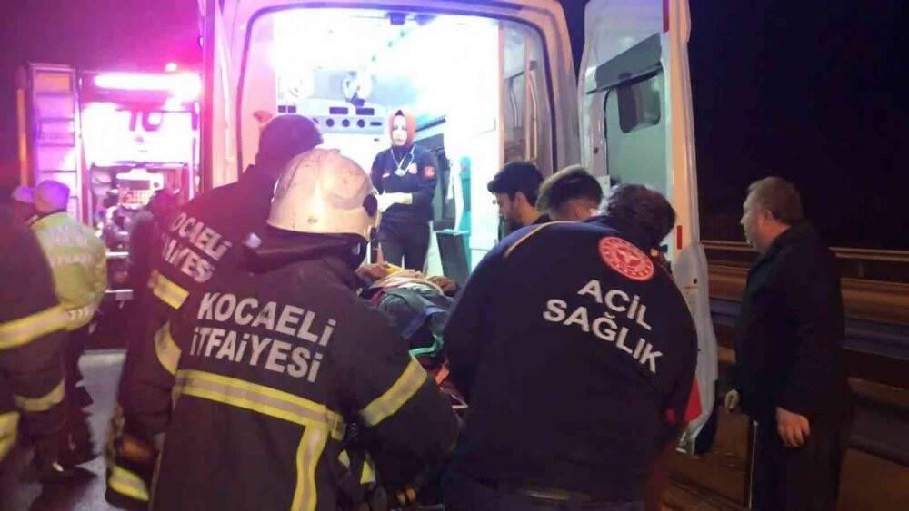 Kağıt gibi ezilen tırda sıkışan sürücüyü kurtarma mücadelesi verdiler