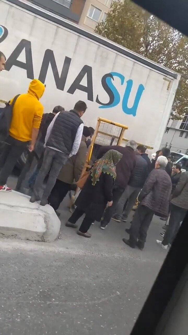 Yaşlı adam kamyonun altında  metrelerce sürüklendi