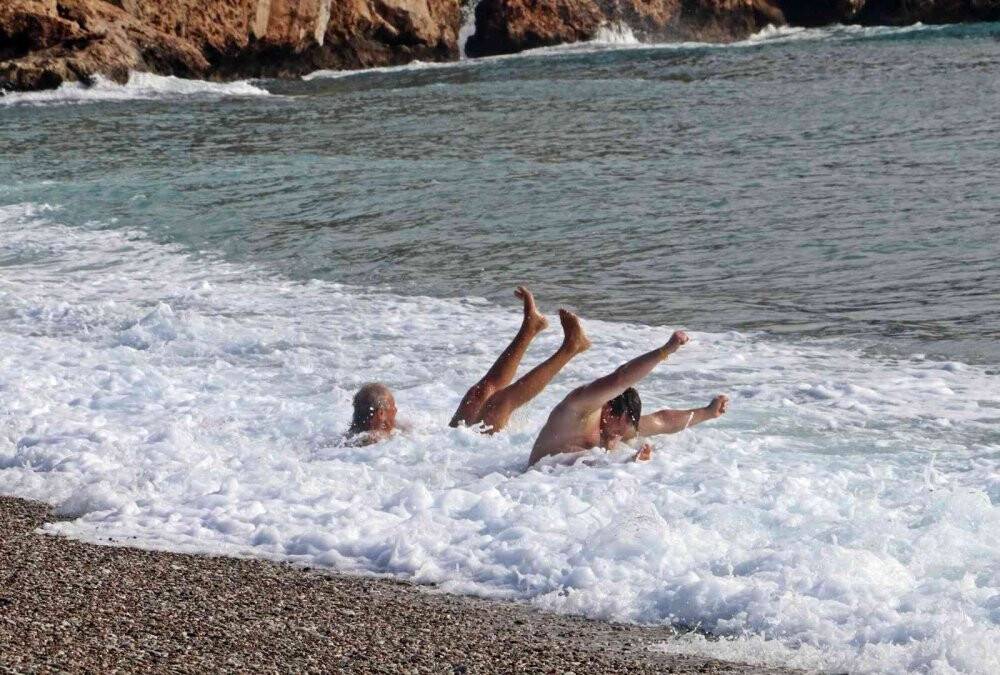 Dev dalgalara kafa tuttular, her defasında kıyıya sevruldular