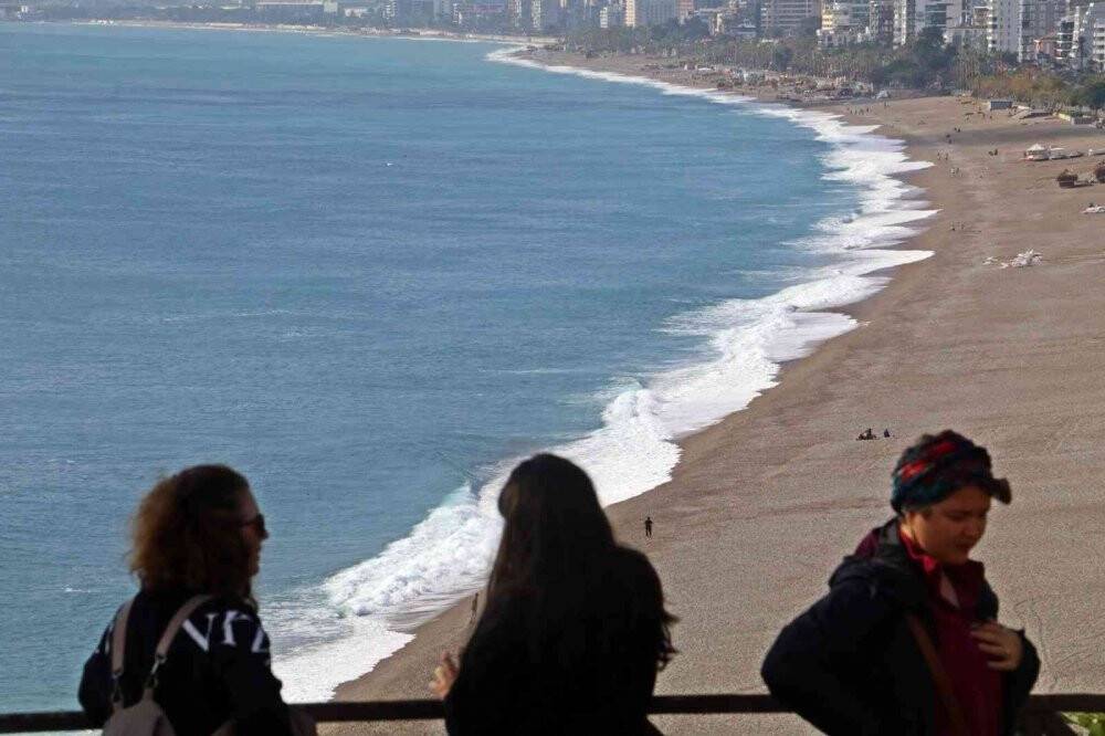 Dev dalgalara kafa tuttular, her defasında kıyıya sevruldular