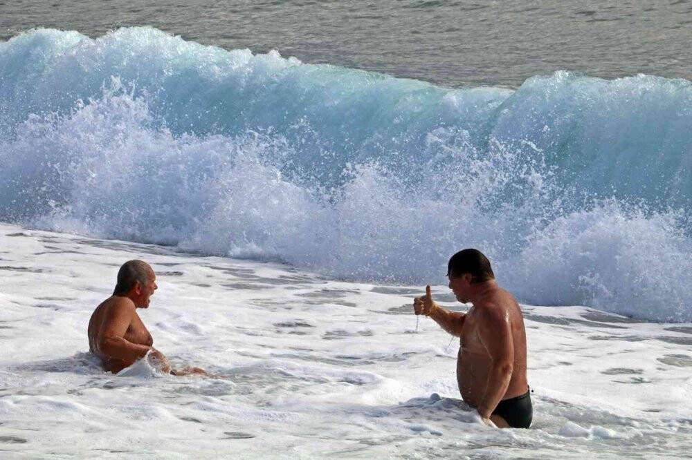 Dev dalgalara kafa tuttular, her defasında kıyıya sevruldular