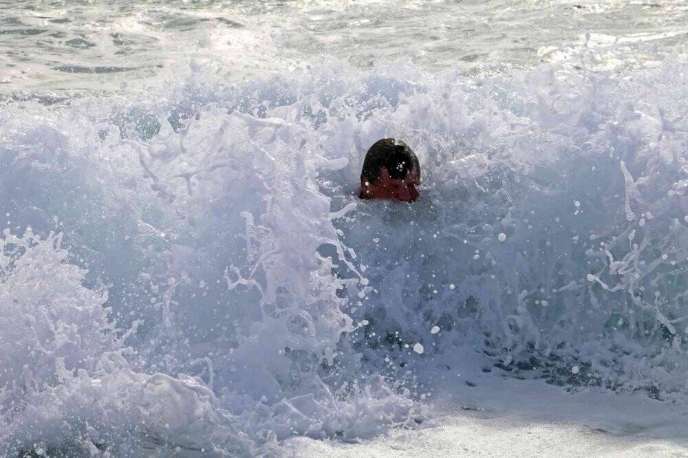 Dev dalgalara kafa tuttular, her defasında kıyıya sevruldular