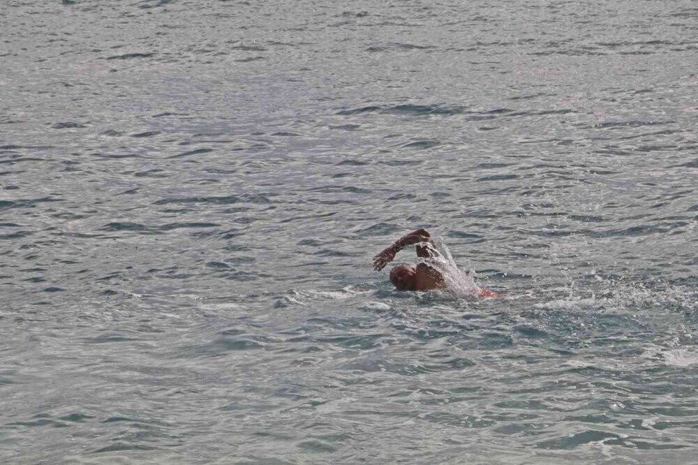 Dev dalgalara kafa tuttular, her defasında kıyıya sevruldular