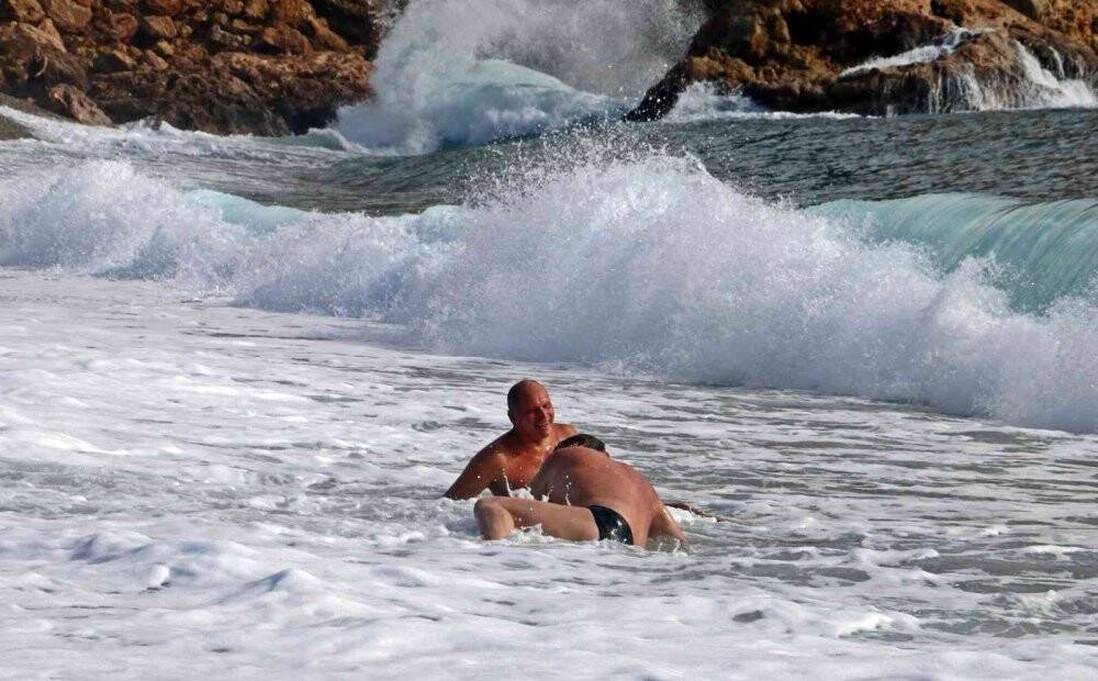 Dev dalgalara kafa tuttular, her defasında kıyıya sevruldular