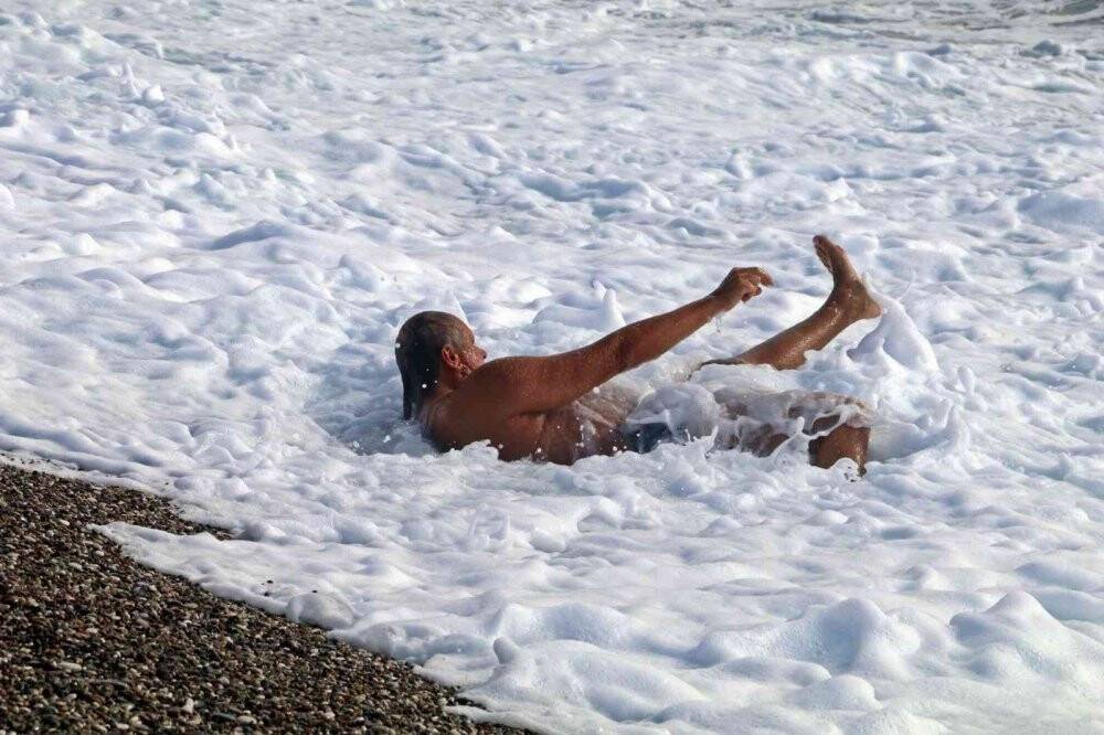 Dev dalgalara kafa tuttular, her defasında kıyıya sevruldular