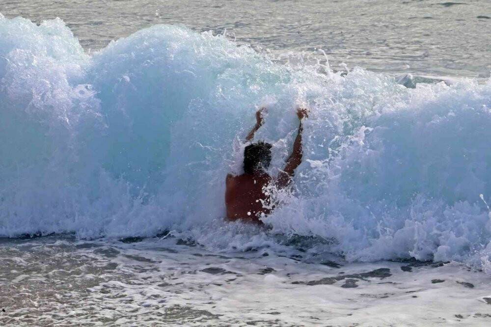 Dev dalgalara kafa tuttular, her defasında kıyıya sevruldular