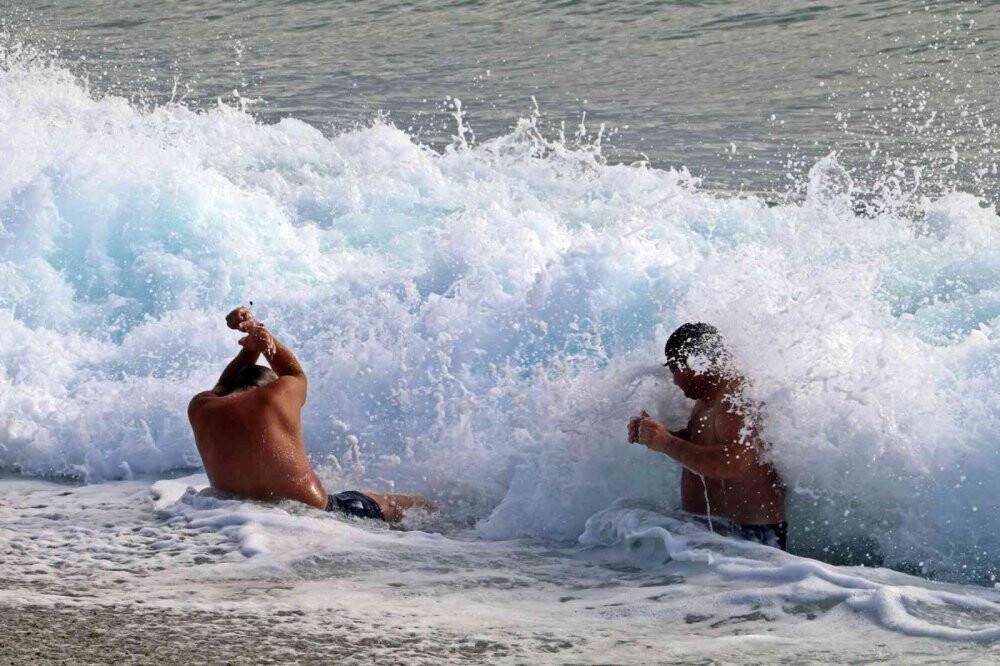 Dev dalgalara kafa tuttular, her defasında kıyıya sevruldular