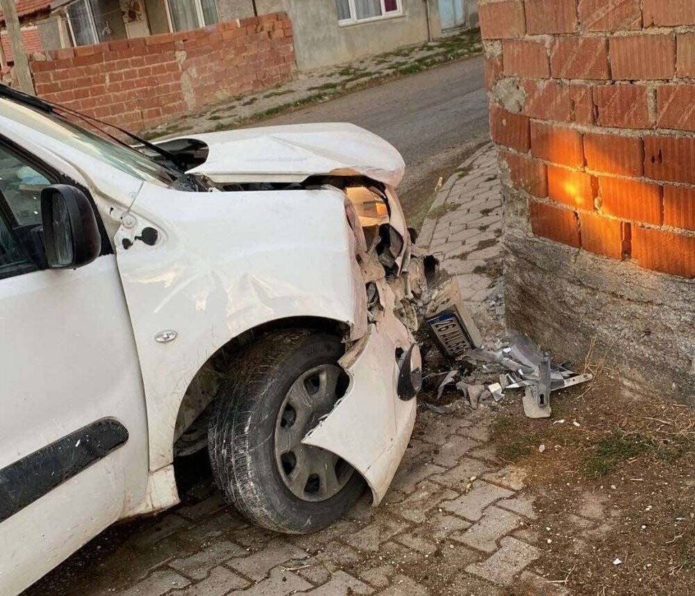 Duvara çarparak durabilen sürücünün acı sonu