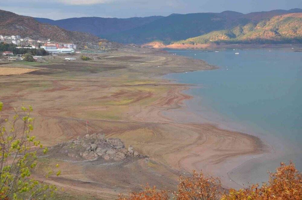 Su seviyesi düştü, kayalık göründü