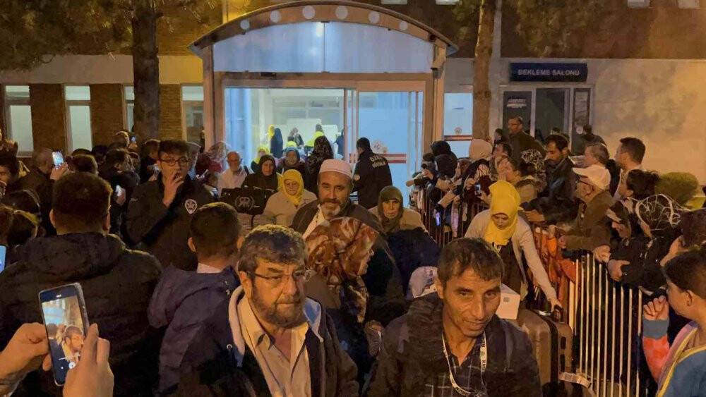 24 günün ardından memleketine dönen umreciler sevinçle karşılandı