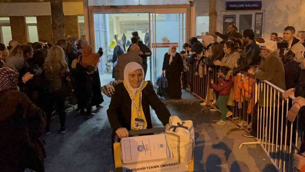 24 günün ardından memleketine dönen umreciler sevinçle karşılandı