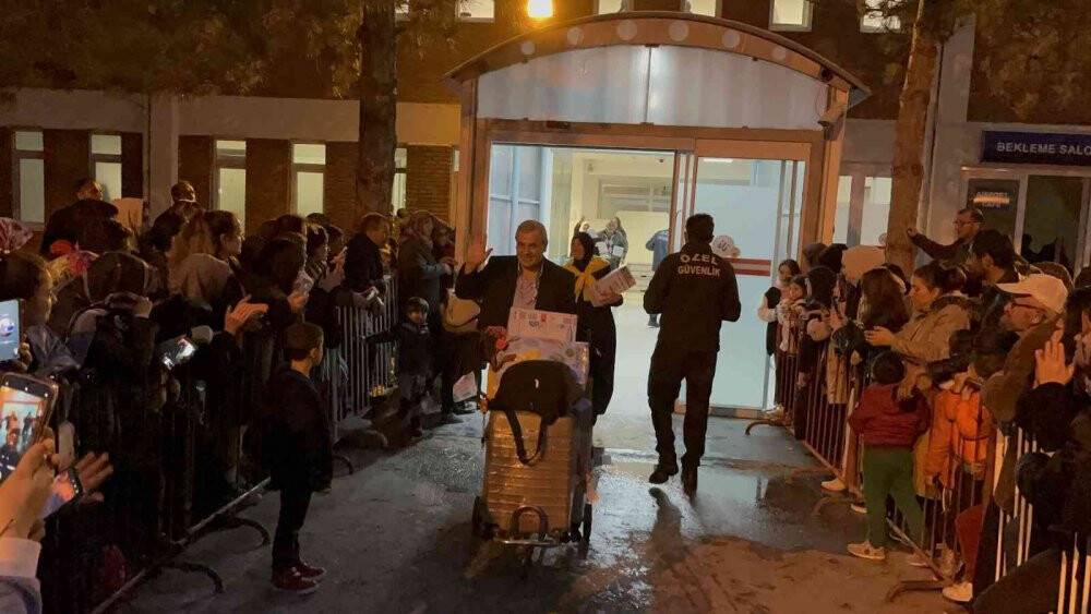 24 günün ardından memleketine dönen umreciler sevinçle karşılandı